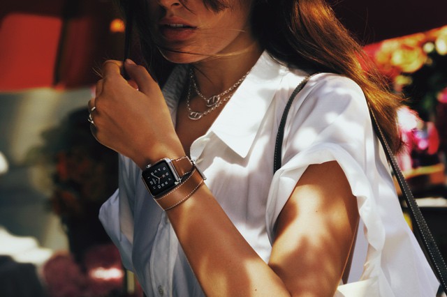 Apple Watch v podzimním kabátku