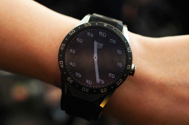 TAG Heuer představil své chytré hodinky
