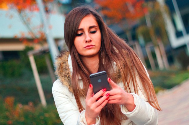 Je mobilní telefon pomocník nebo zloděj času?