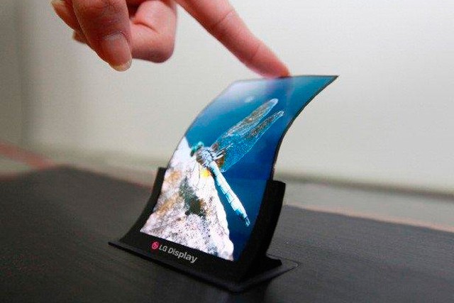 Apple plánuje nové iPhony s flexibilním OLED displejem