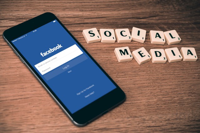 Teroristé nakupují zbraně na Facebooku