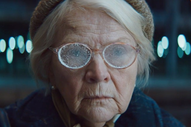 O2 spustilo vánoční spot se zmrzlou babičkou
