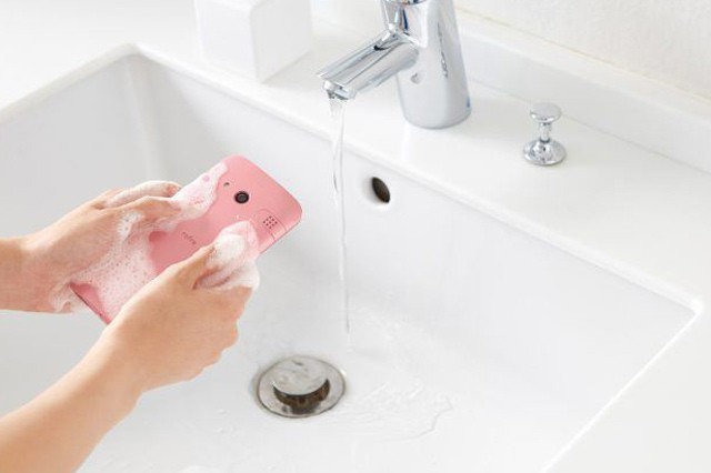 Smartphone od Kyocery omyjete i mýdlem