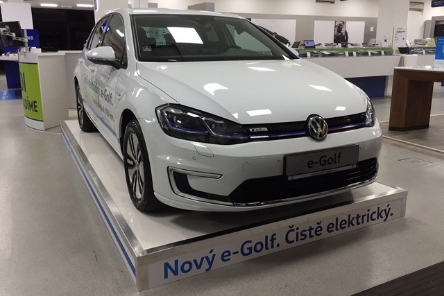 Alza začne prodávat elektromobily přes internet