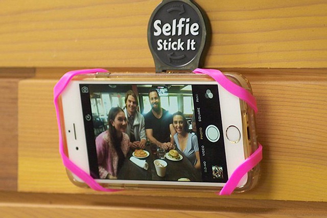 Nejlepší vynález? Selfie nálepka na mobil