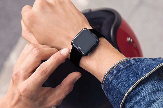 Chytré hodinky Fitbit jsou tentokrát určené především ženám