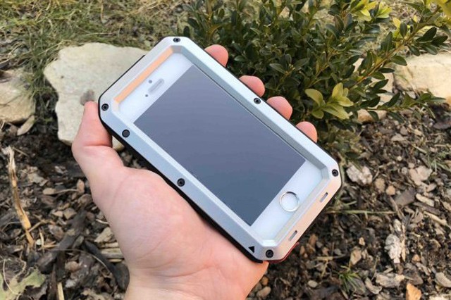 Chraňte svůj iPhone před rozbitím. Tento obal vám s tím pomůže