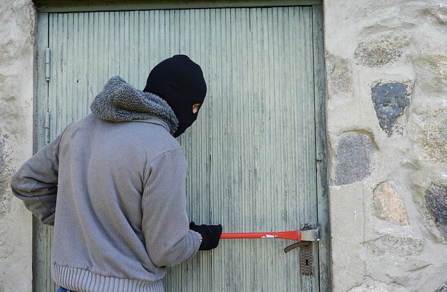 Chraňte se před zloději aplikací promítající na závěs stín muže