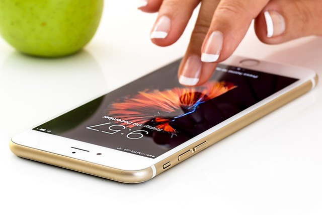 Všechny nové iPhony budou mít OLED displeje!