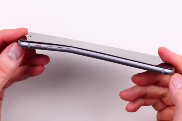 Tenký iPhone 6 se ohýbá v kapsách