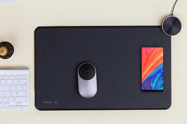 Novinka od Xiaomi: Podložka, která nabije myš i telefon