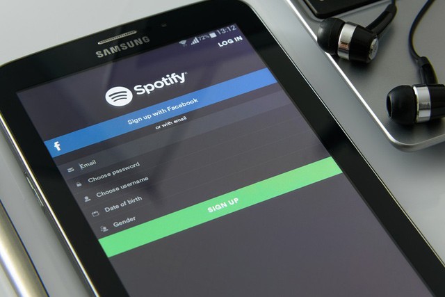 Spotify dovolí přeskakovat reklamy i neplatícím