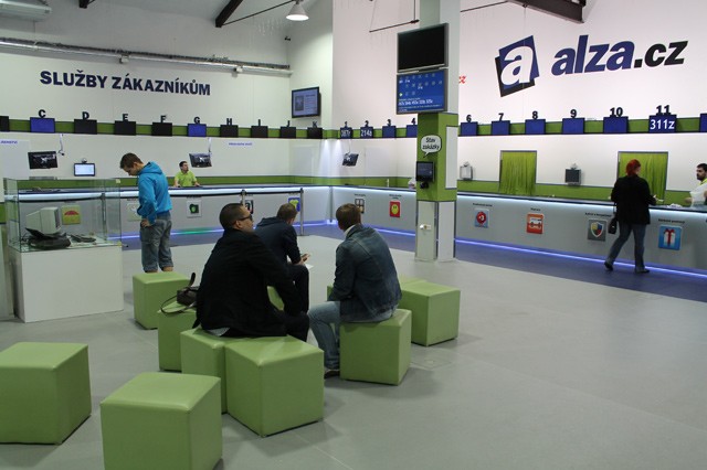 Alza: Další Prodejna budoucnosti a vlastní značka