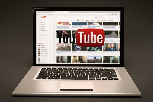 Algoritmy Youtube zobrazovaly u hořící katedrály Notre-Dame informace o teroristickém útoku