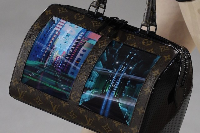 Louis Vuitton představil kabelky s ohebným OLED displejem