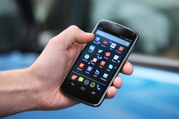 Lidé dávají přednost smartphonům