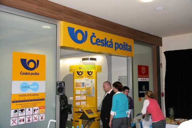 Platit kartou už můžete na všech pobočkách České pošty