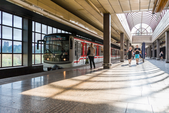 V pražském metru můžete nově platit kartou i mobilem