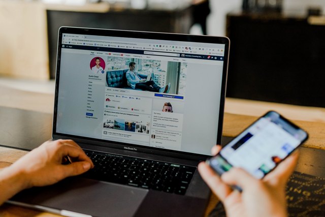 Facebook spustil vlastní seznamku