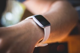 Velká Británie zakáže hodinky ve školách kvůli podvádění