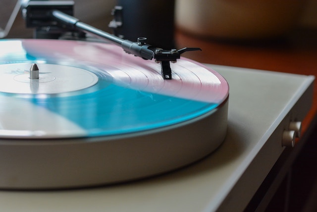 Vinylové desky se vrací na výsluní, brzy v tržbách předeženou i CD