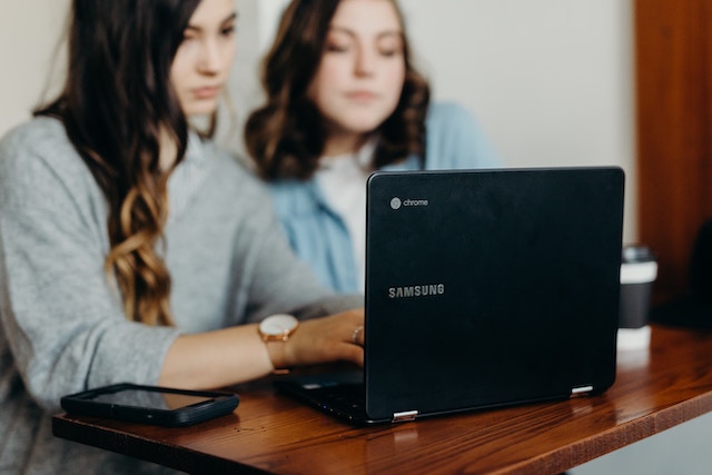 Sešity pomalu mizí, třetina studentů píše zápisky na počítači