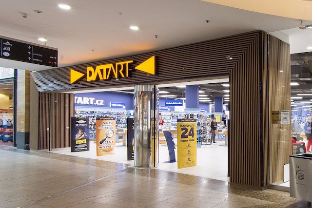 Datart nasadil v obchodních centrech holografickou reklamu
