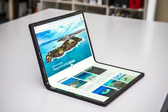 Lenovo brzy začne prodávat notebook s ohebným displejem