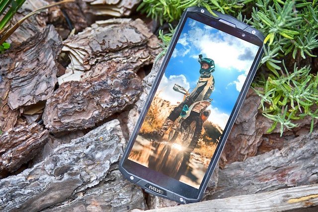 StrongPhone G7: Odolný smartphone přichází do Česka