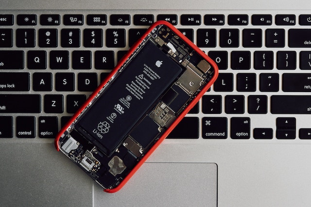 Apple úmyslně zpomaloval iPhony, dostal za to pokutu 25 milionů eur