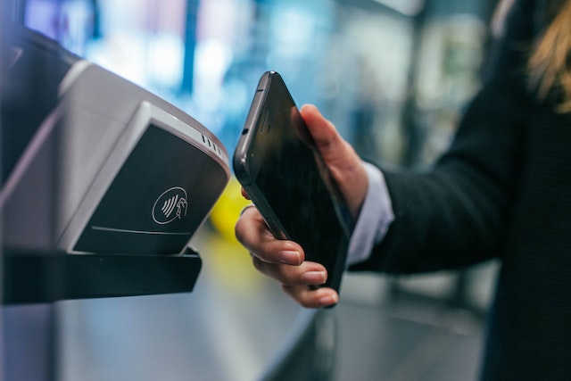 Obliba plateb mobilem stále roste