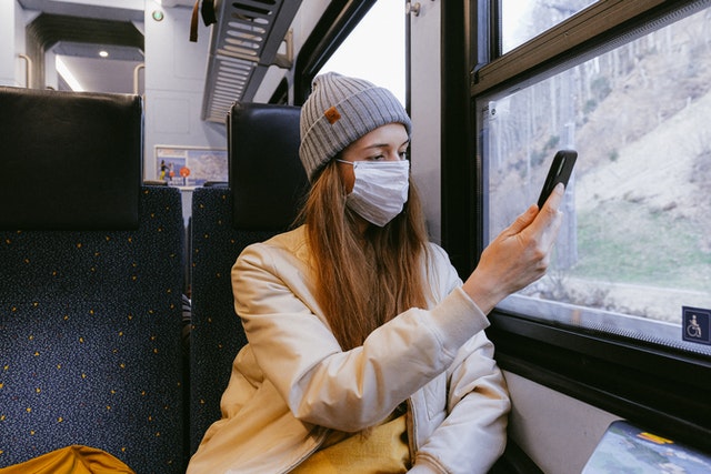 Apple kvůli rouškám změnil způsob odemykání iPhonů