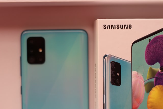Samsung následuje Apple: Od příštího roku bude prodávat telefony bez nabíječky