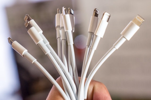 Apple letos představí 4 nové iPhony, nakonec je bude prodávat i s nabíječkou
