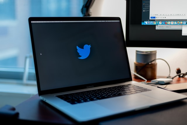 Hackeři napadli účty desítek celebrit a firem na Twitteru