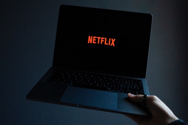 Filmy a seriály z Netflixu teď můžete sledovat zdarma. Jak na to?