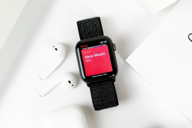 Apple během pandemie koronaviru prodal více AirPodů a Apple Watch než loni