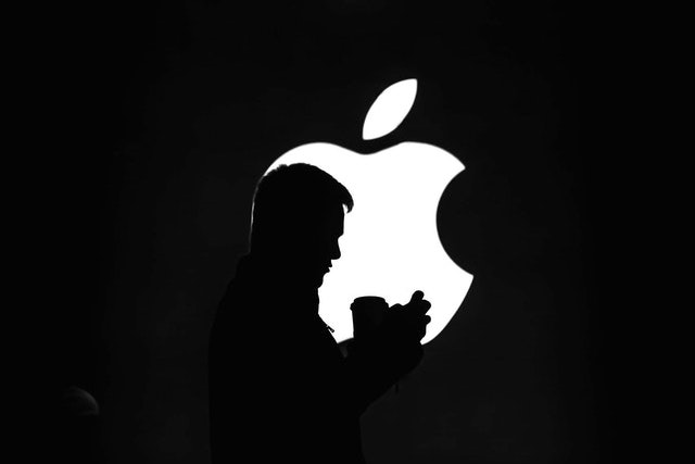 Tržby Applu poprvé v historii překonaly 100 miliard dolarů