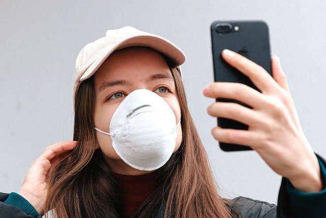 iPhone už brzy odemknete i s rouškou na obličeji