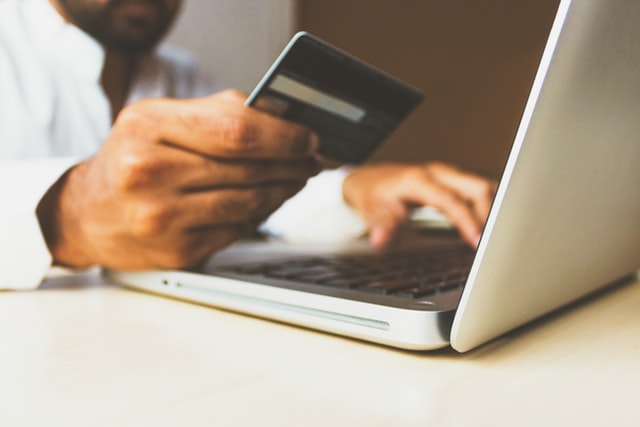 Přes 70 % e-shopů loni porušilo zákon