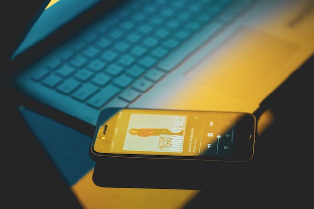 Evropská komise vyšetřuje Apple kvůli omezování Spotify