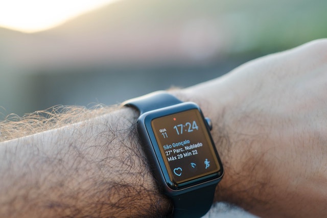 Prodeje chytrých hodinek rostou, jedničkou na trhu zůstává Apple