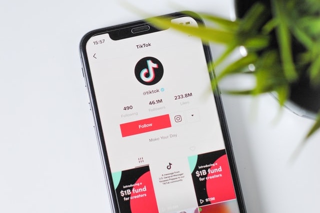 Nizozemští rodiče žalují TikTok o 36 miliard korun