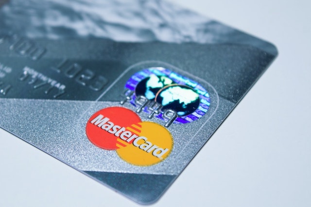 Společnosti MasterCard a Samsung představily platební kartu se čtečkou otisků prstu