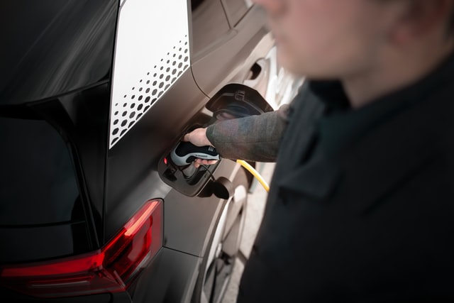 Nové bytové domy budou mít od října povinné rozvody pro nabíječky elektroaut