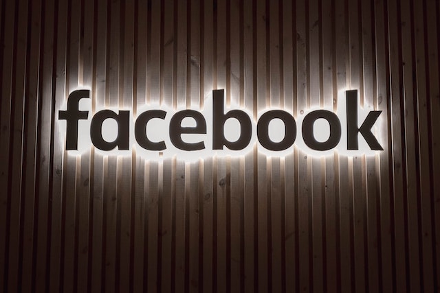 Zaměstnanci Facebooku se vrátí do kanceláří až příští rok