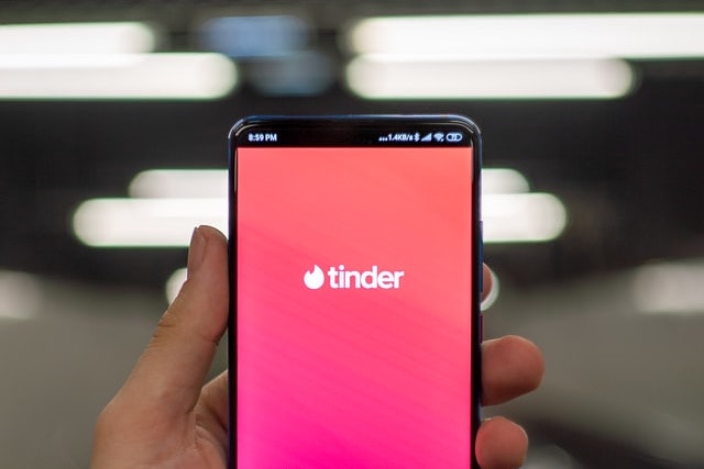 Tinder začne po uživatelích požadovat občanské průkazy