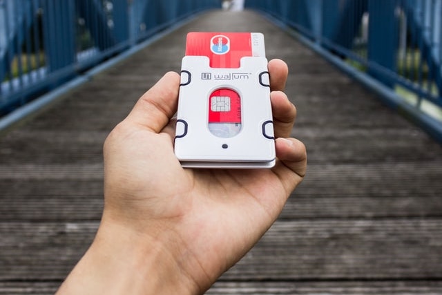 Mastercard začne od roku 2024 odstraňovat magnetické proužky na kartách