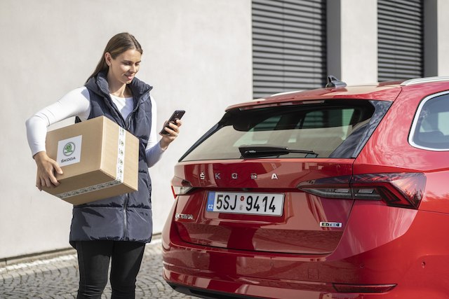 Škoda spustila doručování zásilek do kufru auta