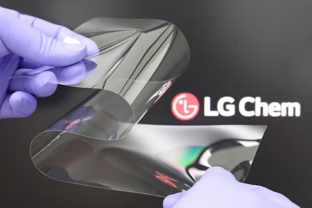 LG představilo odolné skládací displeje